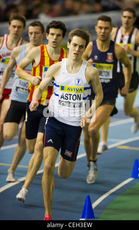 Ed Aston che conduce calore 3 di 800m all'Aviva Indoor prove del Regno Unito e dei campionati Foto Stock