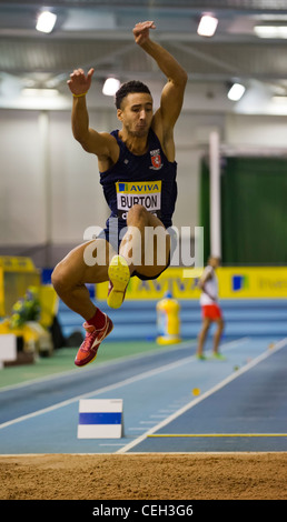 Matthew Burton durante la finale di salto in lungo all'Aviva Indoor prove del Regno Unito e dei campionati Foto Stock