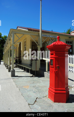 Un rosso letterbox al di fuori dell'ufficio postale di Arrowtown, Nuova Zelanda Foto Stock