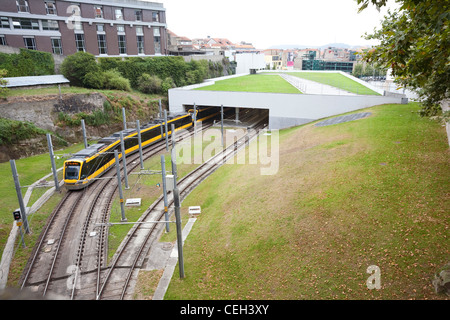 Treno in partenza il Trindade Stazione della Metropolitana - Porto, Porto distretto, Regione Norte, Portogallo Foto Stock