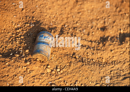 Batteria scartato in terra in campagna indiana Foto Stock