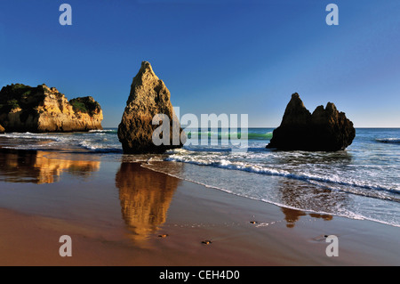 Il Portogallo, Algarve: formazioni rocciose presso la spiaggia Praia dos Tres Irmaos Foto Stock