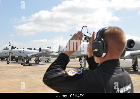 Changi Coast, Singapore - A-10 East Demonstration Team Crew Chief staff il sergente Robert Lundsford segnala al pilota Capt. Johnnie Green come si esibisce in taxi per la sua performance al Singapore Airshow 2010 tenutosi a Changi, Singapore il 4 febbraio. Il Trade and Airshow è attivo dal 2-7 febbraio, con i primi quattro giorni di attività di vendita e gli ultimi due giorni di attività dedicati alle esposizioni per il pubblico. Foto Stock