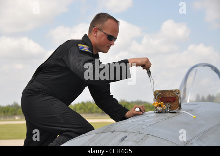 Changi Coast, Singapore - il capo equipaggio DEL team di dimostrazione A-10 East, il sergente David Clifford di Moody AFB, GA. Controlla i livelli di olio DELL'A-10 Thunderbolt al termine della sua esibizione dimostrativa al Singapore Airshow del 2010 tenutosi a Changi, Singapore, il 4 febbraio. Il Trade and Airshow è attivo dal 2-7 febbraio, con i primi quattro giorni di attività di vendita e gli ultimi due giorni di attività dedicati alle esposizioni per il pubblico Foto Stock