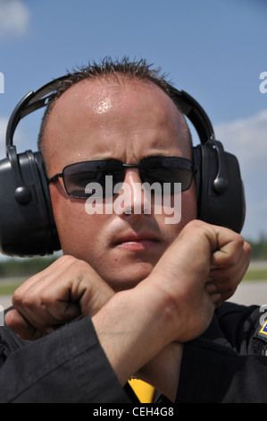 Changi Coast, Singapore - il capo equipaggio DEL team di dimostrazione A-10 East, il sergente David Clifford di Moody AFB, GA. Guida nel Capt. Johnnie Green dopo la sua esibizione dimostrativa A-10 Thunderbolt al Singapore Airshow del 2010 tenutosi a Changi, Singapore il 4 febbraio. Il Trade and Airshow è attivo dal 2-7 febbraio, con i primi quattro giorni di attività di vendita e gli ultimi due giorni di attività dedicati alle esposizioni per il pubblico. . Foto Stock