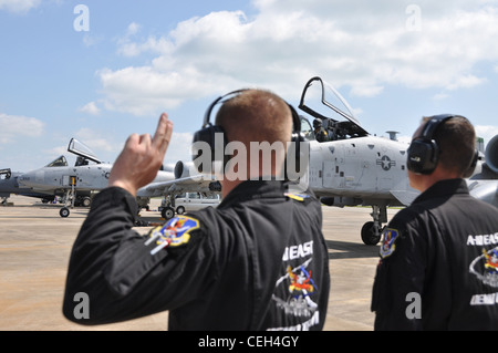 Changi Coast, Singapore - A-10 East Demonstration Team Crew Chief staff il sergente Robert Lundsford (a sinistra) segnala al pilota Capt. Johnnie Green mentre si esibisce in taxi per la sua performance al Singapore Airshow 2010 tenutosi a Changi, Singapore il 4 febbraio. Il Trade and Airshow è attivo dal 2-7 febbraio, con i primi quattro giorni di attività di vendita e gli ultimi due giorni di attività dedicati alle esposizioni per il pubblico. Foto Stock