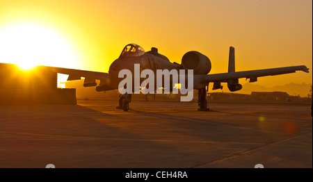 Un parcheggiato A-10 Thunderbolt II si siede sulla rampa nel primo mattino ore a Kandahar Airfield, Afghanistan, 20 gennaio, 2012. A Kandahar un-10s forniscono vicino-aria supporto per gli Stati Uniti e le forze della coalizione dalle truppe di terra in tutta l'Afghanistan. Foto Stock