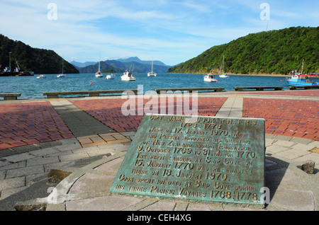 Una lapide che ricorda la Captain Cook a nave Cove vicino a Picton in Nuova Zelanda Foto Stock