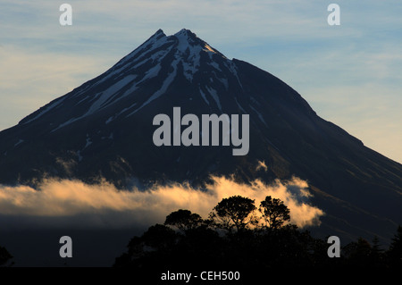 Mount Egmont (Taranaki) in Nuova Zelanda al tramonto Foto Stock