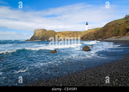 Yaquina Faro sulla sommità di spiaggia rocciosa. Foto Stock