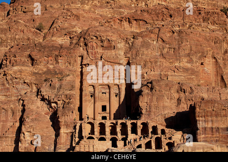 Urna del sepolcro e Al Mahkama (tribunale) presso il sito archeologico di Petra, Giordania. Foto Stock