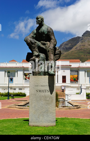 Statua di Jan Christian granello di fuliggine nella società del giardino con la Galleria Nazionale in background, Cape Town, Western Cape, Sud Africa Foto Stock