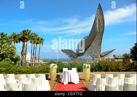 Nozze in parte anteriore del Frank Gehry pesce della scultura, Port Olimpic, Vila Olimpica, Barcellona Foto Stock