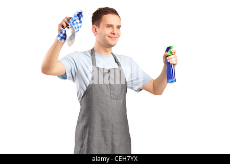 Un giovane cleaner tenendo un cleaning supplies isolati su sfondo bianco Foto Stock