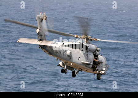 Un elicottero HH-60H Sea Hawk assegnato a Helicopter Anti-Submarine Squadron 15 lancia dalla compagnia di aerei di classe Nimitz USS Carl Vinson. Carl Vinson e Carrier Air Wing (CVW) 17 sono distribuiti nell'area di responsabilità della 5a flotta statunitense. Foto Stock