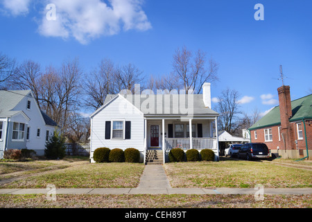 Carino Casa di bianco con persiane di colore nero Foto Stock