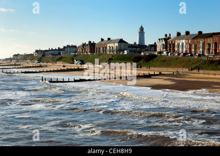 Southwold Pier in una giornata di vento con le onde che si infrangono sulla spiaggia a Southwold Suffolk. Foto Stock