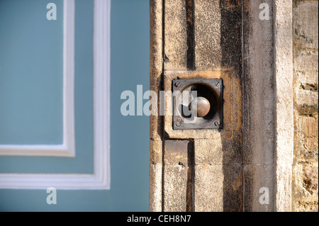 Una campana tirare lo sportello anteriore di Cotswold town house GLOUCESTERSHIRE REGNO UNITO Foto Stock