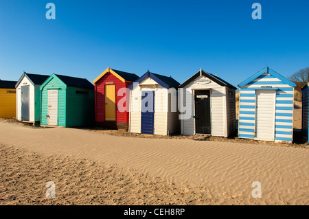 Il vecchio tradizionale cabine sulla spiaggia, tra le dune di sabbia a Southwold in Suffolk Foto Stock