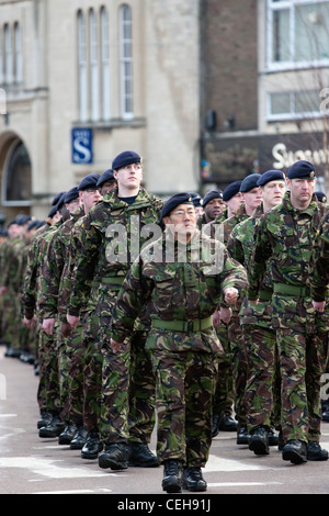 Soldati dal 9° Reggimento Royal Logistica Corps March attraverso Chippenham mentre le famiglie, amici e Residenti guarda sulla. Foto Stock