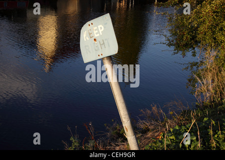 Usurati tenere la destra segno, una istruzione di barche sul fiume Avon, vicino a Bidford Warwickshire. Riflessioni di edifici acqua Foto Stock