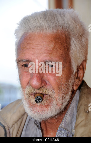 Il vecchio uomo godendo di sigaro cubano, uomo fuma sigari, La Habana, la città capitale di Havana, Cuba, Caraibi Foto Stock