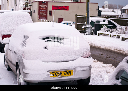 Parte posteriore vista posteriore di una coperta di neve in inverno per auto UK Foto Stock