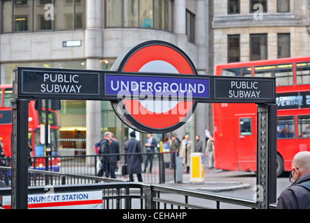 Londra: Close up di un tradizionale segno della stazione della metropolitana di Londra dei sistemi di trasporto Foto Stock