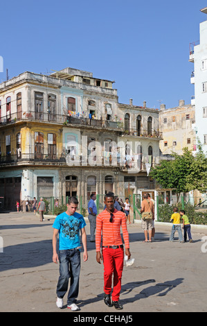 Scena di strada nella città vecchia di Havanna, La Habana, la città capitale di Havana, Cuba, Caraibi Foto Stock