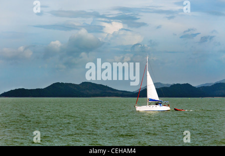 Barca a vela bianca sullo sfondo delle isole tropicali del mare delle Andamane Foto Stock