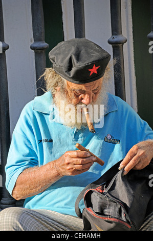 Il vecchio uomo godendo di sigaro cubano, uomo fuma sigari, La Habana, la città capitale di Havana, Cuba, Caraibi Foto Stock