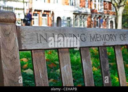 Londra: iscrizioni scolpite sulle panchine in London park - Kensington Gardens Foto Stock