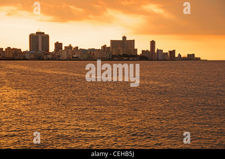 Skyline di l'avana al tramonto, La Habana, la città capitale di Havana, Cuba, Caraibi Foto Stock