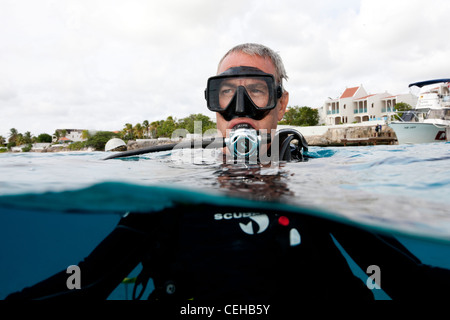 Scuba Diver presso la superficie dell'acqua Foto Stock