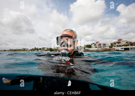 Scuba Diver presso la superficie dell'acqua Foto Stock