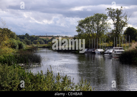 Vista delle barche ormeggiate a Bidford on Avon, Warwickshire Foto Stock