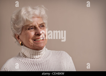 Senior Ritratto di signora sorridente con copia spazio. Foto Stock
