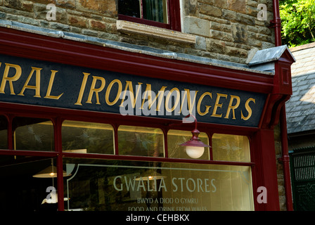 Ironmonger negozio Gwalia Store, St Fagans National History Museum/Amgueddfa Werin Cymru, Cardiff, Galles del Sud, Regno Unito. Foto Stock