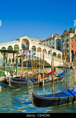 Italia Venezia Italia gondole attraccate dal Fondementa del Vin che mostra il ponte di Rialto Ponte del Rialto sul Canal Grande Venezia Italia eu europe Foto Stock
