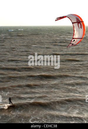 Il kite-surf a Compton Bay, Sandown, Isola di Wight Foto Stock