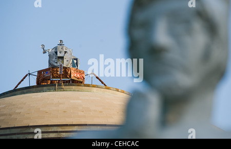 Gli hacker hanno collocato un modello del modulo lunare Apollo 11 'Eagle' sulla Grande cupola del MIT il 5/17/09, prima del 40° anniversario dello storico atterraggio sulla Luna dell'Apollo 11; E una statua gigante della dea greca Athena nella Corte di Killian del MIT il 18/09, il primo giorno degli esami finali. Foto Stock