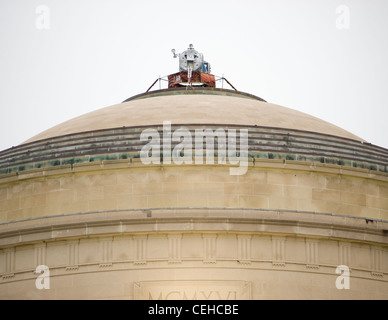 Gli hacker posto un 1/2 scala modello dell'Apollo 11 " Eagle " Modulo Lunare sulla sommità del MIT la grande cupola su 5/17/09, in anticipo del quarantesimo anniversario della storica Apollo 11 sbarco sulla luna. Foto Stock