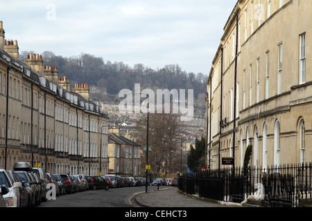 Strada curva in Bath City mostra righe di case in stile georgiano Foto Stock