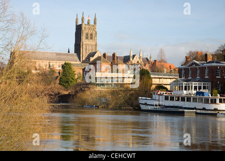 Cattedrale di Worcester attraverso il fiume Severn Foto Stock