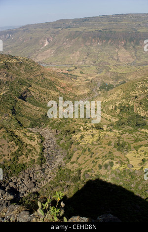 Affacciato sulla Rift Valley africana e delle aziende agricole nei pressi di Debre Libanos in Etiopia Foto Stock