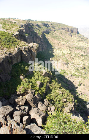 Affacciato sulla Rift Valley africana e delle aziende agricole nei pressi di Debre Libanos in Etiopia Foto Stock