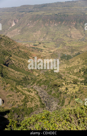 Affacciato sulla Rift Valley africana e delle aziende agricole nei pressi di Debre Libanos in Etiopia Foto Stock