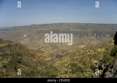 Affacciato sulla Rift Valley africana e delle aziende agricole nei pressi di Debre Libanos in Etiopia Foto Stock