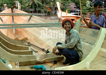 Pescatore tailandese la costruzione di una nuova nave da pesca dopo aver perso il suo dello Tsunami del dicembre 2004 Foto Stock