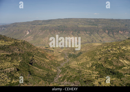 Affacciato sulla Rift Valley africana e delle aziende agricole nei pressi di Debre Libanos in Etiopia Foto Stock